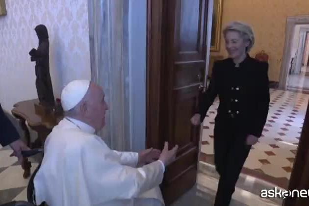Ursula von der Leyen dal Papa, Bergoglio la accoglie in sedia a rotelle
