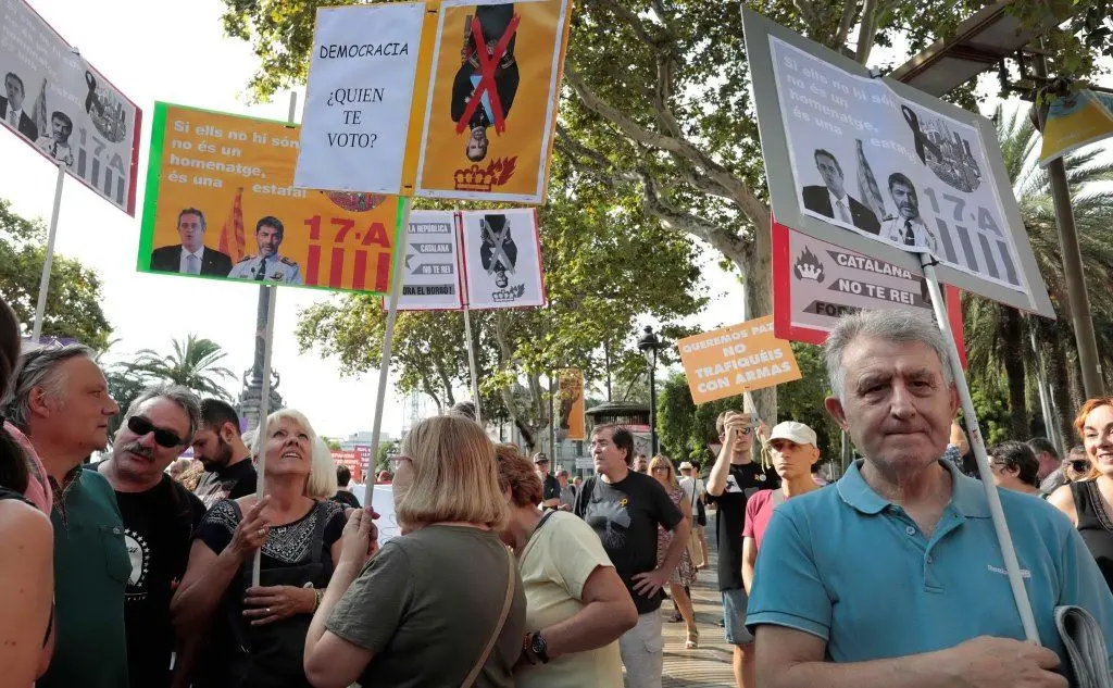 Indipendentisti catalani contro Re Felipe