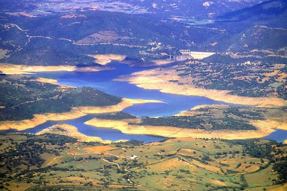 Un'immagine aerea della diga sul Liscia (foto d'archivio)