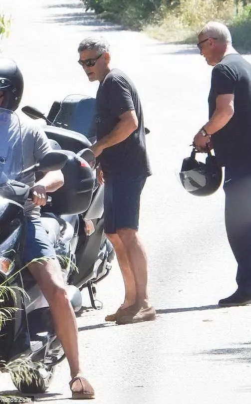 Lo scatto del Daily Mail mostra Clooney vicino al suo scooter