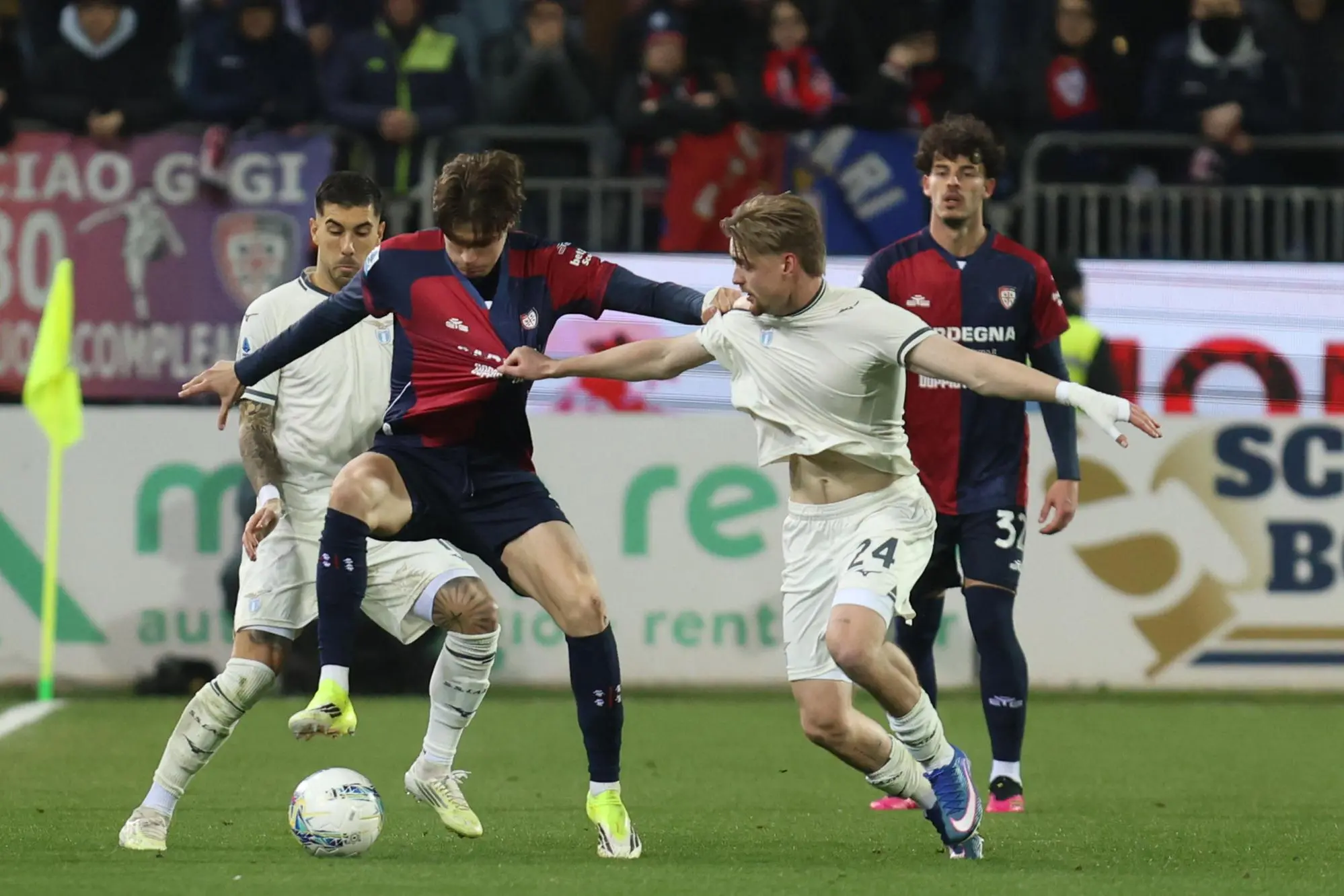 Marco Palestra contrastato da Mattia Zaccagni (a sinistra) e Kenneth Taylor in Cagliari-Lazio (foto Ansa)