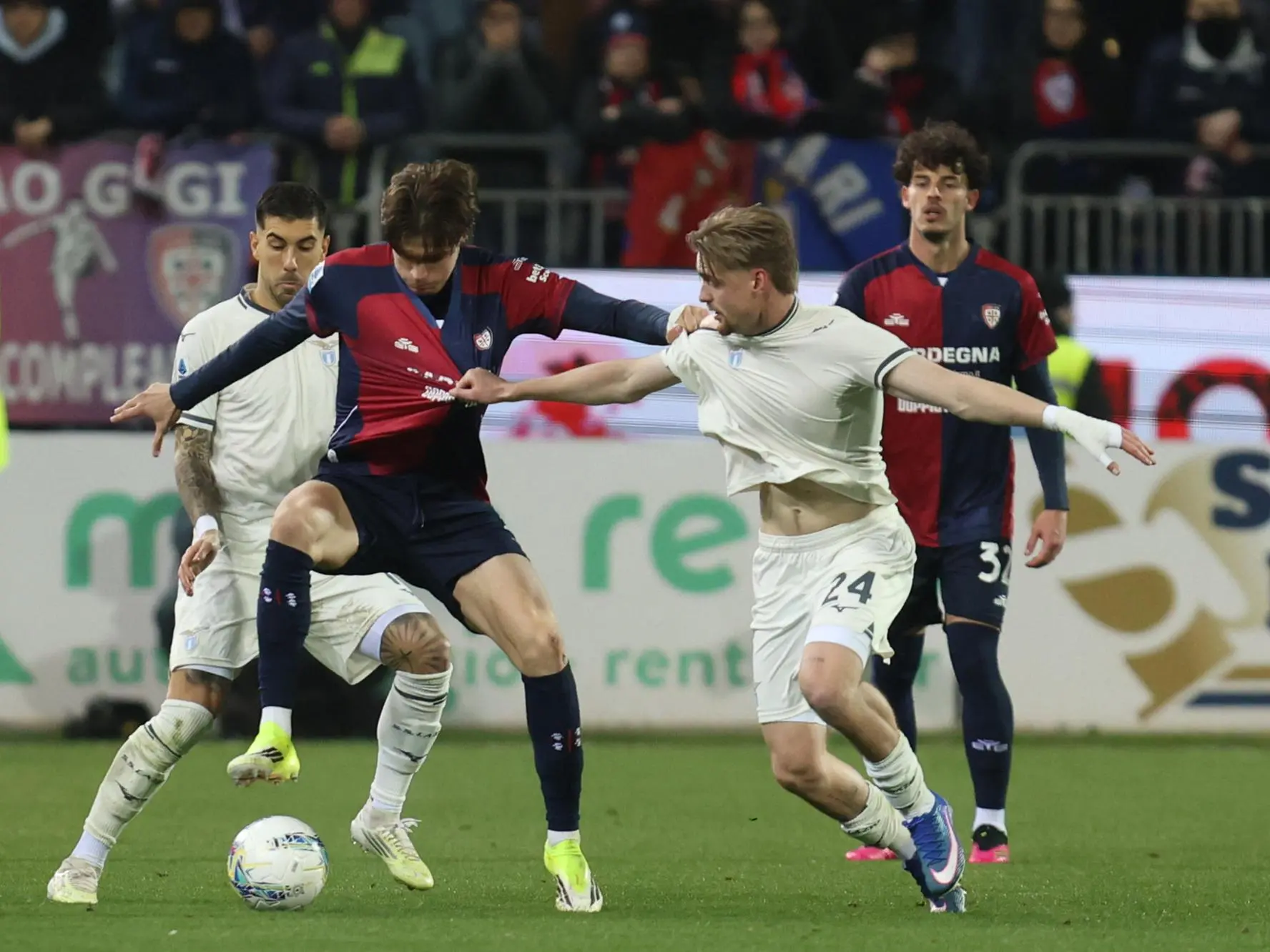 Il Cagliari si ferma a palo e gol annullato, con la Lazio finisce 0-0 - <a href="https://www.unionesarda.it/sport/calcio/cagliari-lazio-le- Marco Palestra contrastato da Mattia Zaccagni (a sinistra) e Kenneth Taylor in Cagliari-Lazio (foto Ansa)