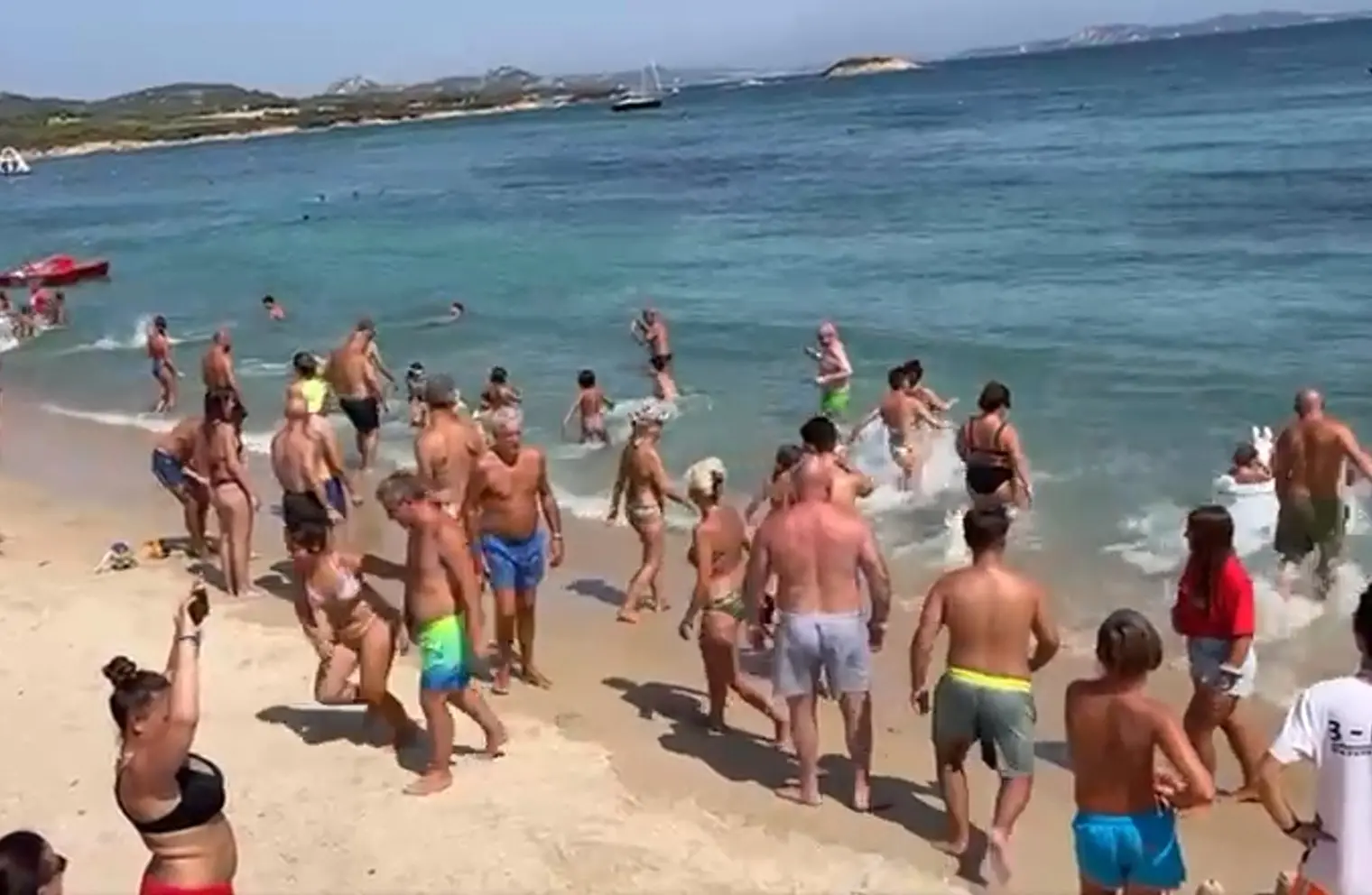 Il tuffo in mare al termine della commemorazione per le vittime del Ponte Morandi