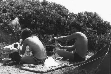 Due hippy 'attendati' nella Valle della luna negli anni Settanta