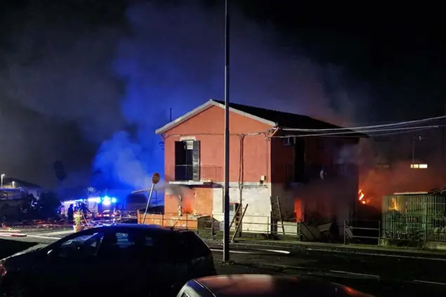 La zona dove è avvenuta l'esplosione per una fuga di gas a Catania (foto Ansa)