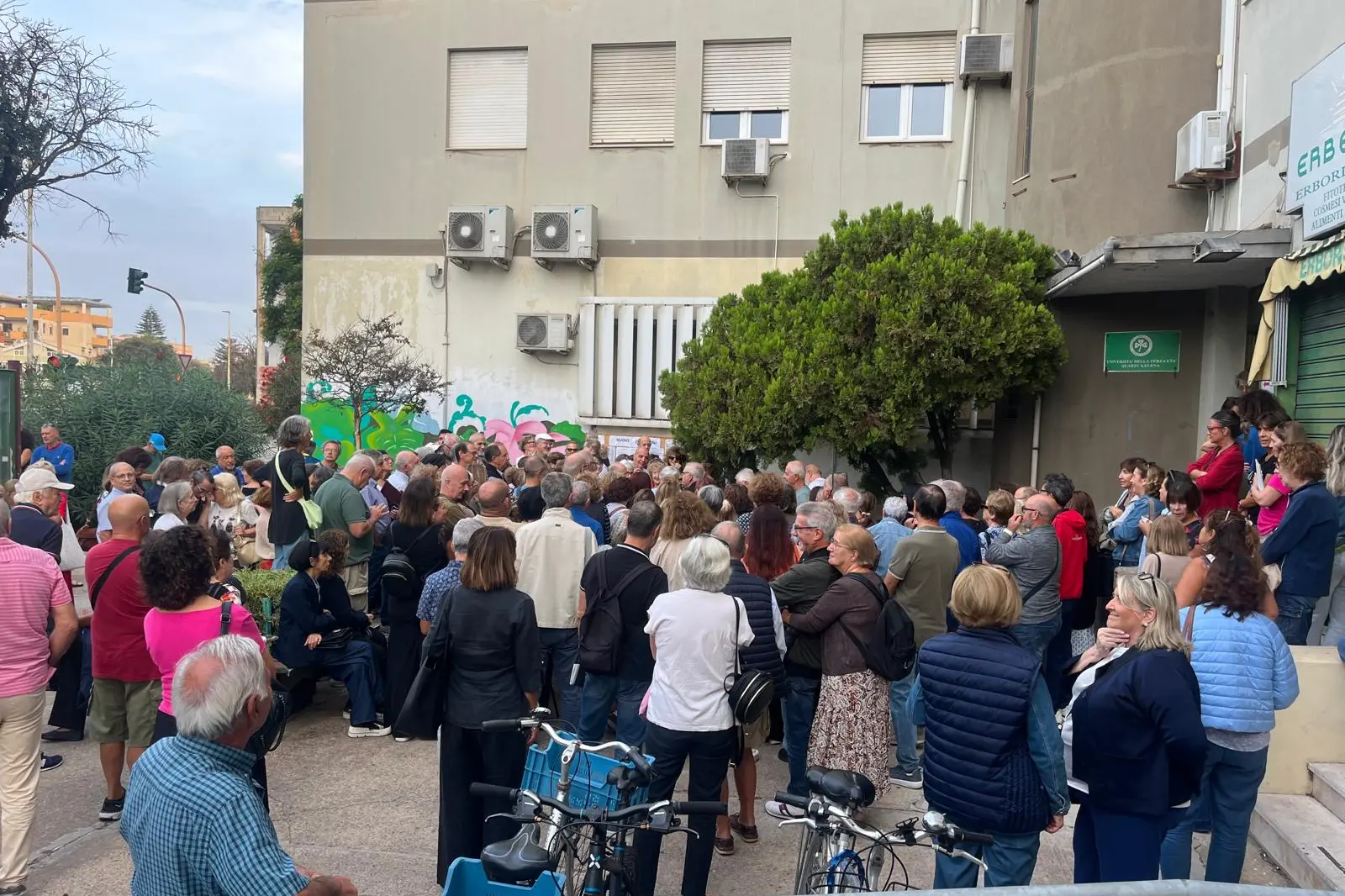 La fila davanti alla sede dell'università della terza età