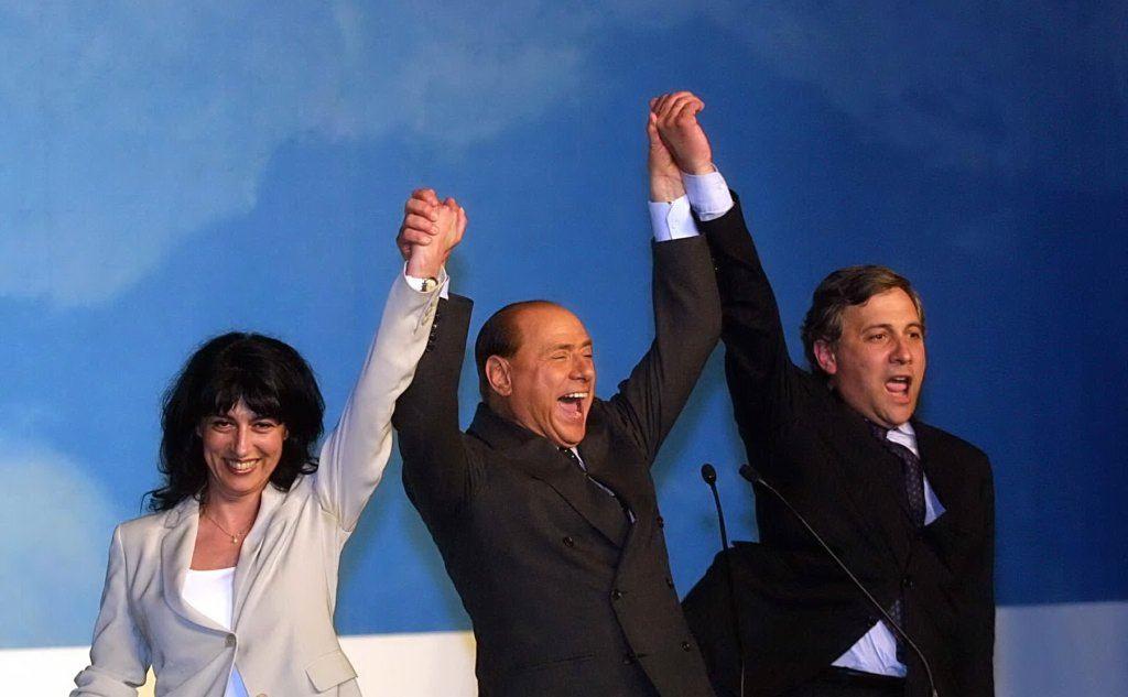 Con Silvio Berlusconi e Roberta Angelilli alla chiusura della campagna elettorale del 2001.