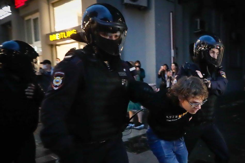 Manifestazione anti-Putin a Mosca: la polizia arresta più di 100 persone