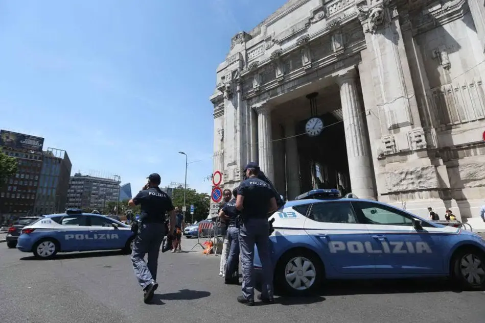 Gli agenti davanti alla Stazione Centrale, Milano