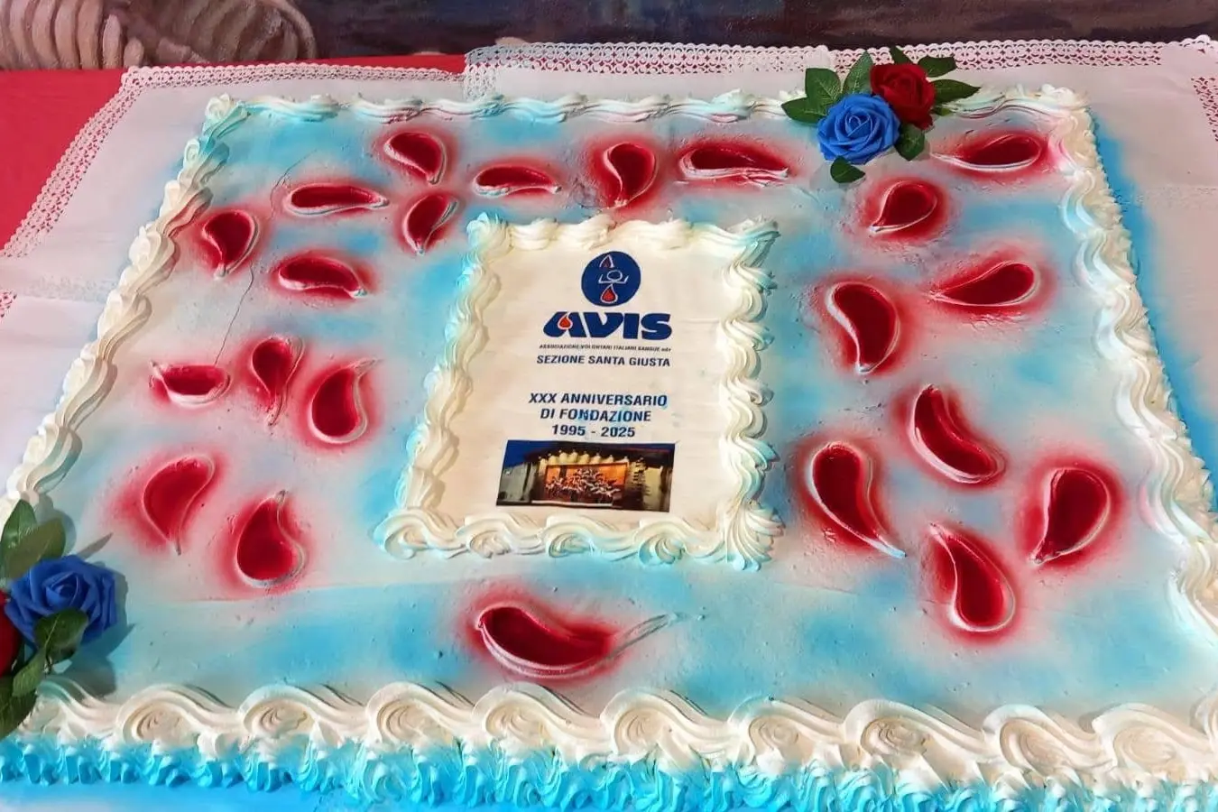 La torta (foto Avis provinciale )