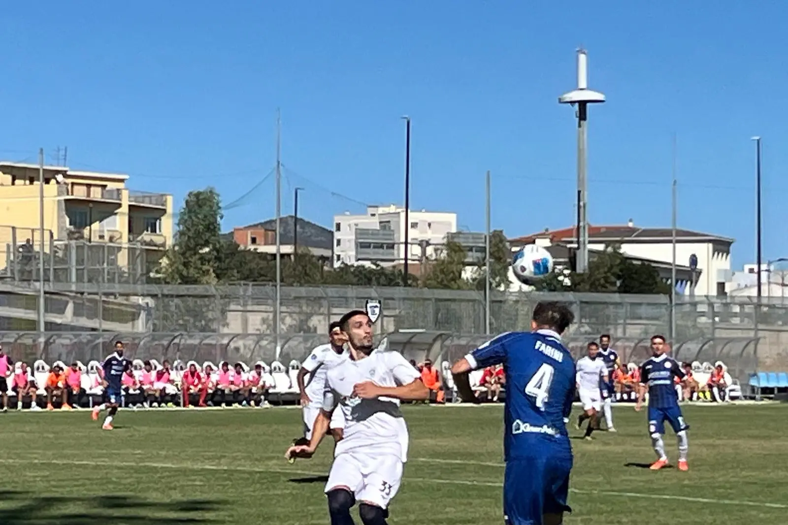 L'autore del gol al Montespaccato Petrone con la maglia bianca dell'Olbia (foto Ilenia Giagnoni)