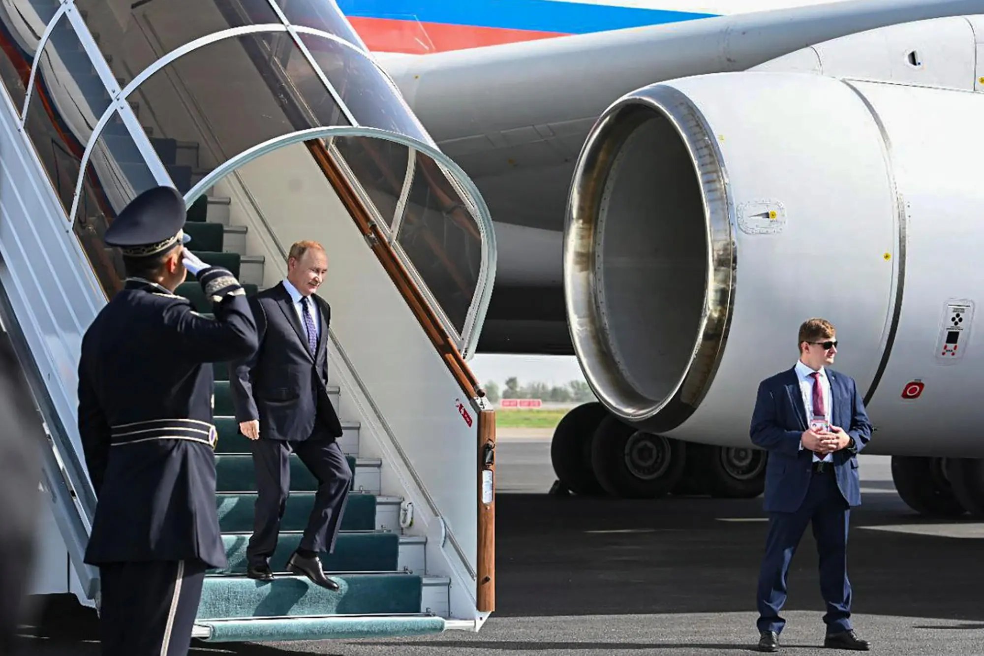 L'arrivo di Putin in Uzbekistan (Ansa)