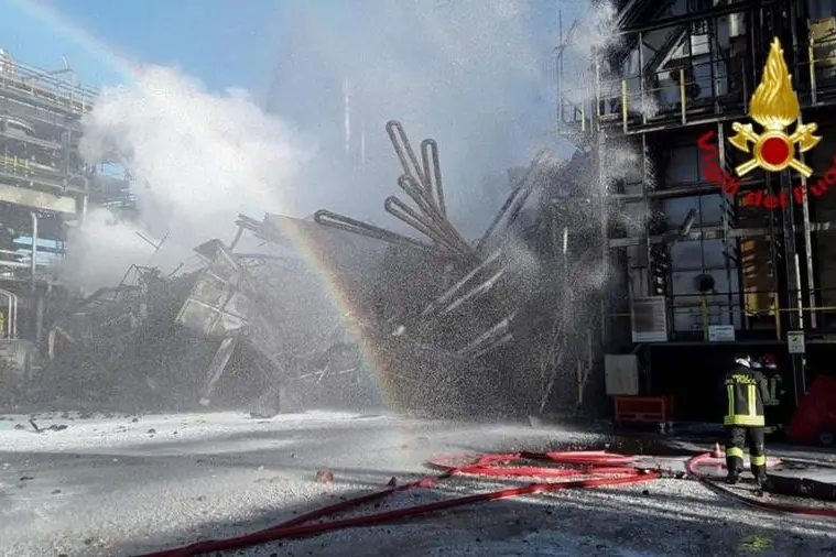 Le operazioni di estinzione dell'incendio (Foto Vigili del fuoco)