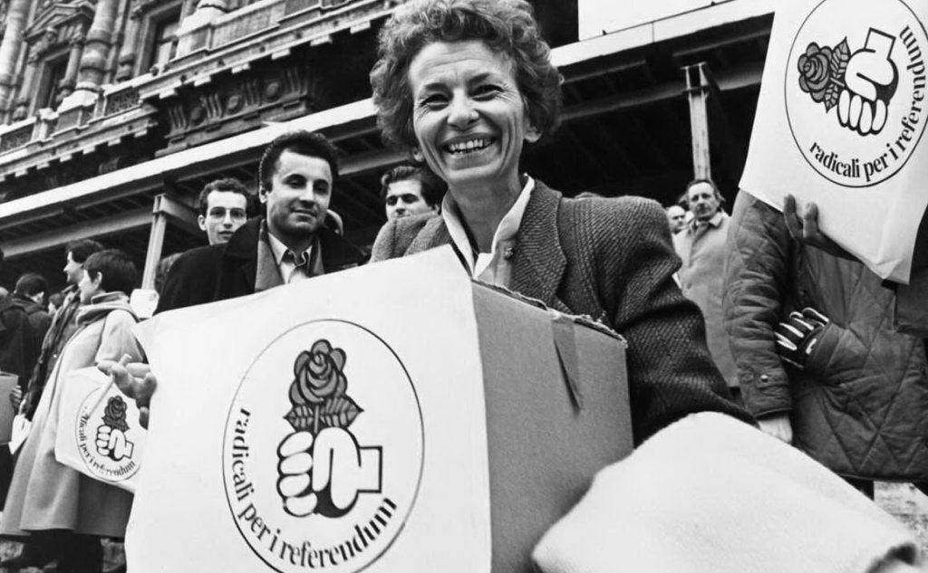 Emma Bonino negli anni '80 durante una campagna dei Radicali