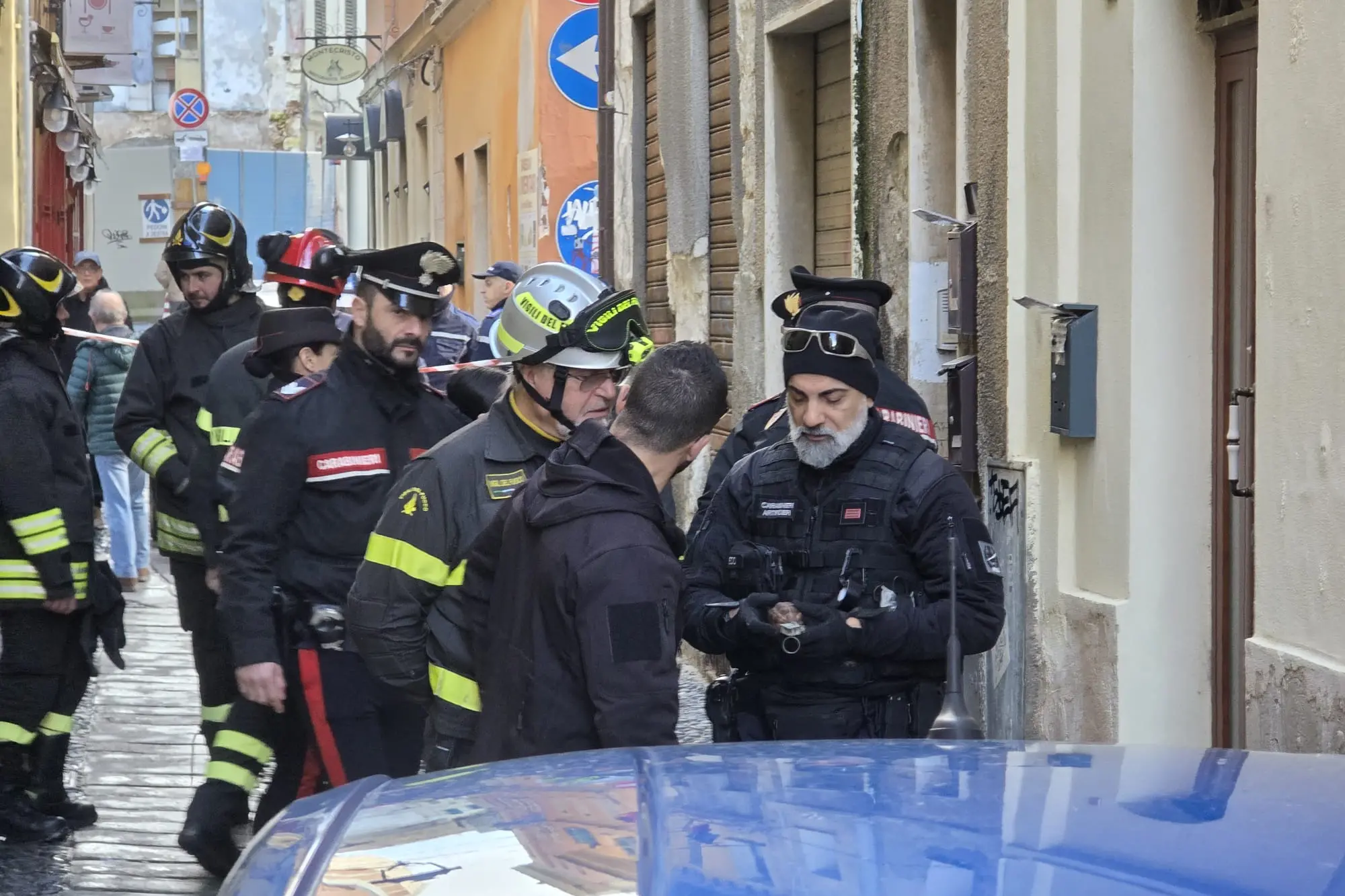 L'ordigno nelle mani di un artificiere (foto Floris)