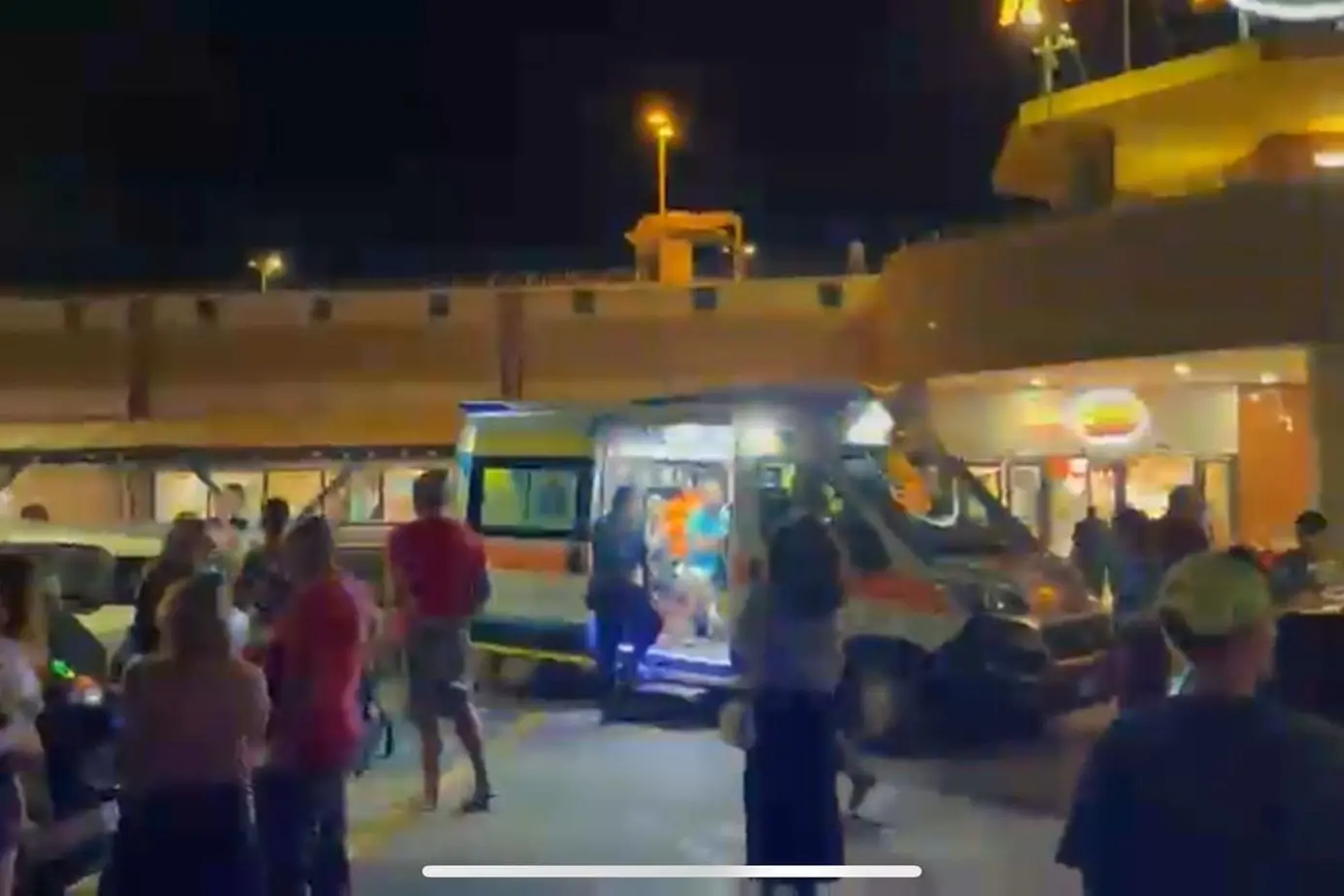 I clienti fuori dal centro commerciale dopo il raid