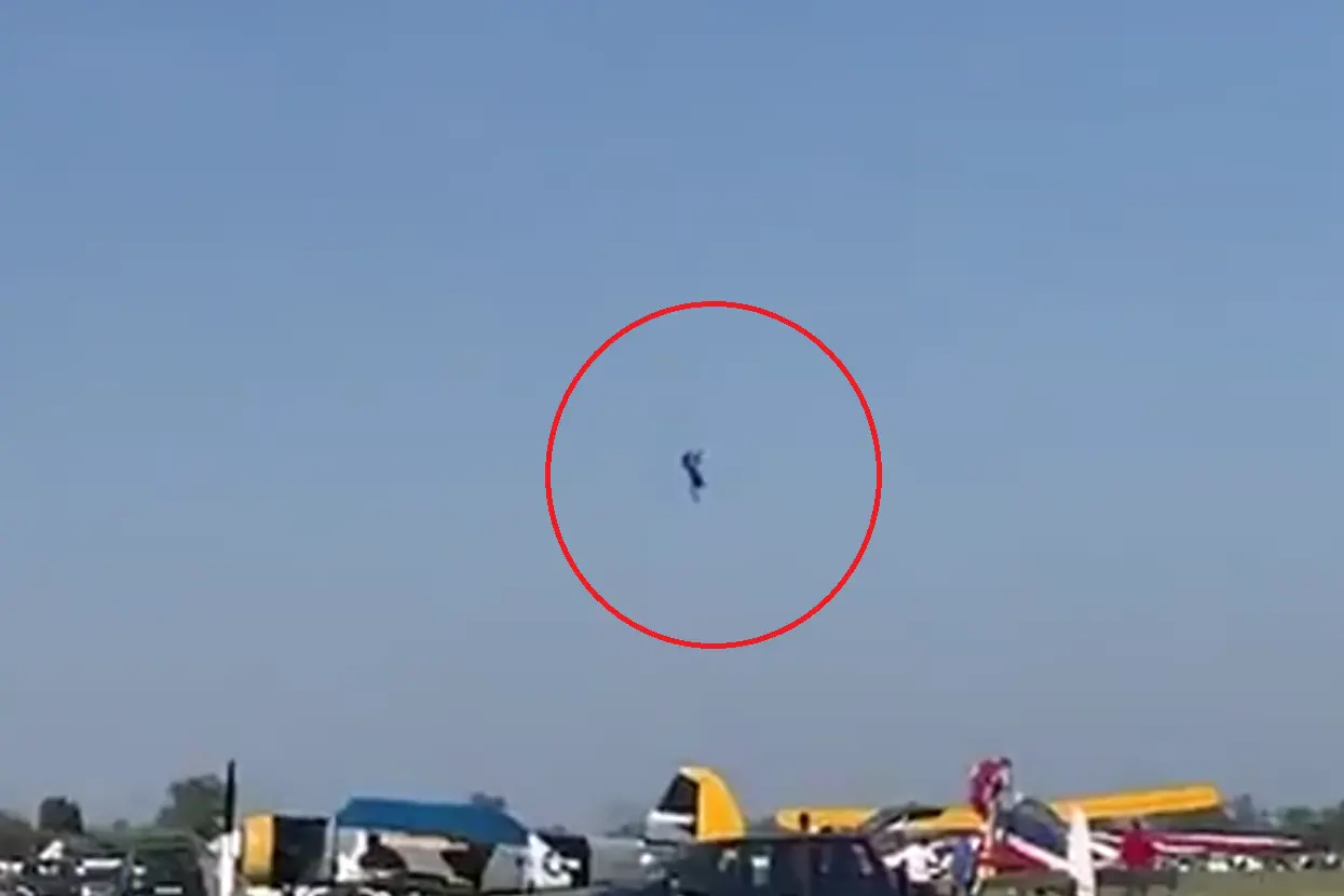 L'aereo in caduta libera (frame da video)