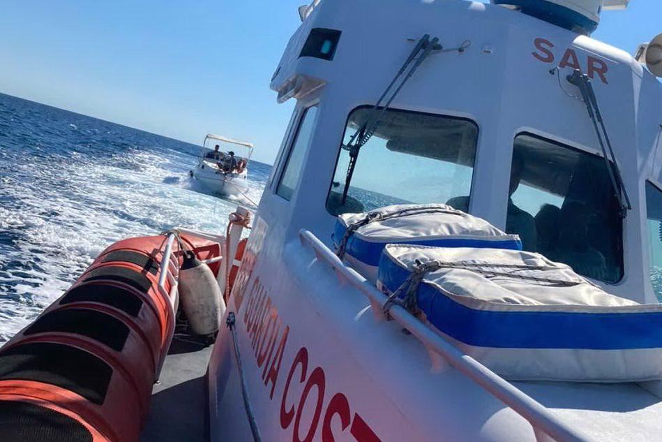 Barca senza carburante soccorsa a Capo Frasca