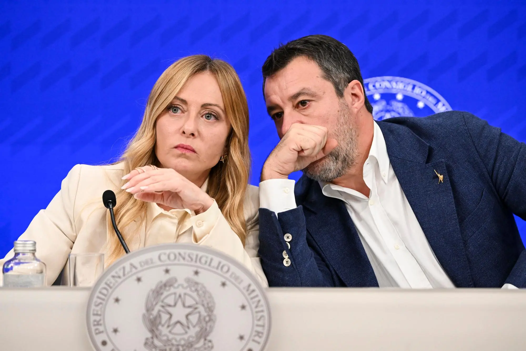La presidente del Consiglio, Giorgia Meloni (S), con il ministro delle Infrastrutture e dei Trasporti, Matteo Salvini (D), durante la conferenza stampa a Palazzo Chigi sulla manovra di bilancio al termine del Consiglio dei Ministri, Roma, 28 ottobre 2026. ANSA/RICCARDO ANTIMIANI