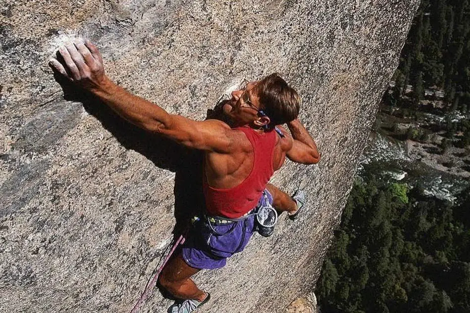 Uno scalatore su una parete rocciosa
