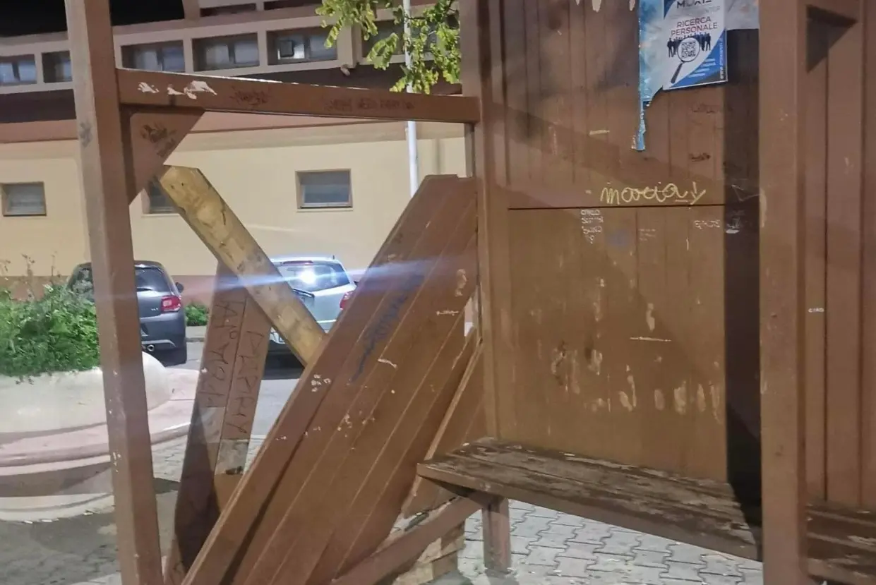 I danni alla fermata (Foto Secci)