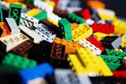 Bimbo di 4 anni muore soffocato, giocava con i Lego