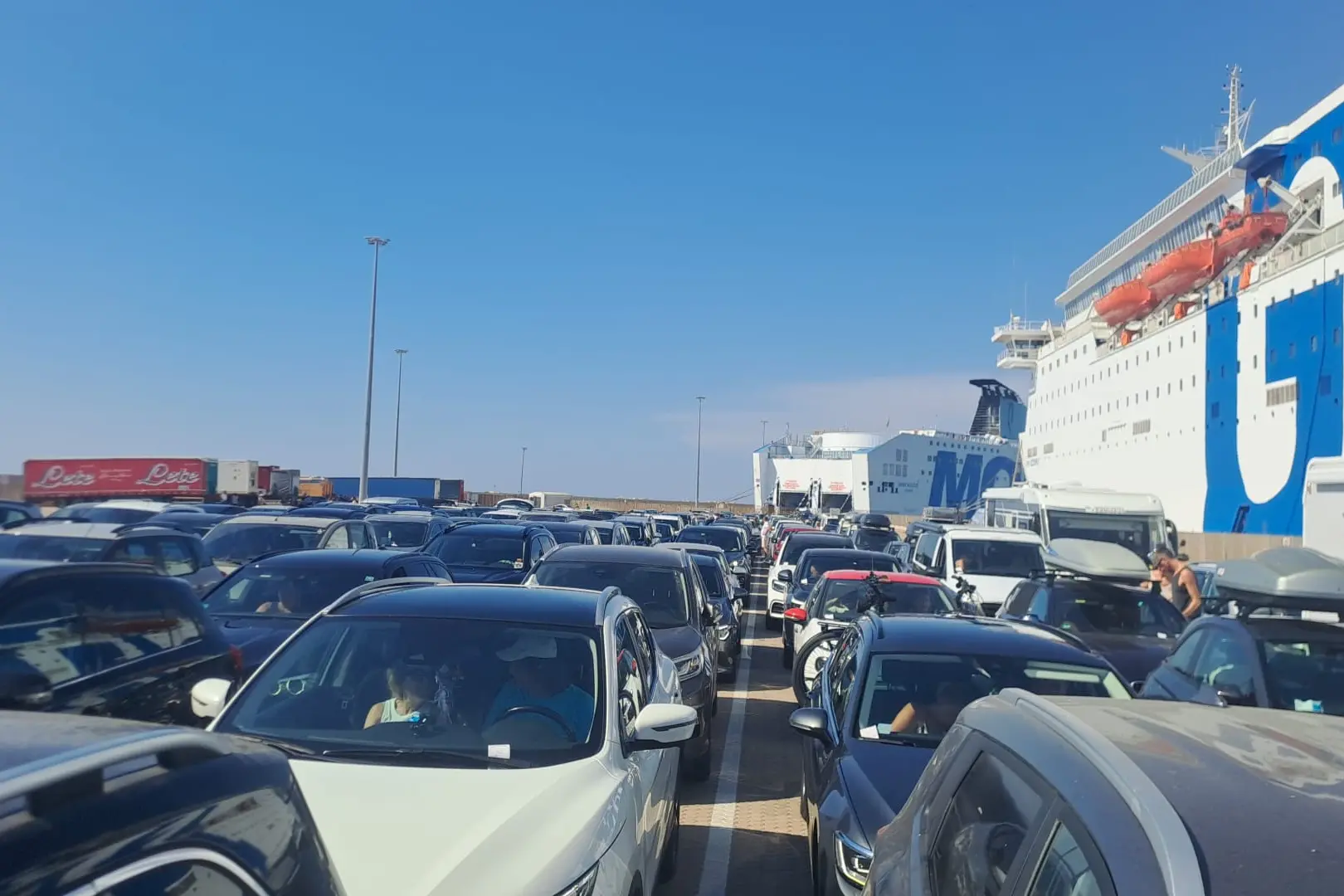 Lunghe code al porto (foto inviata da un lettore)