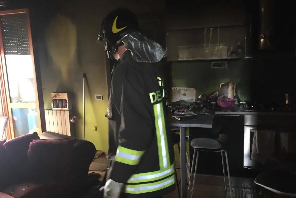 L'interno dell'appartamento incendiato