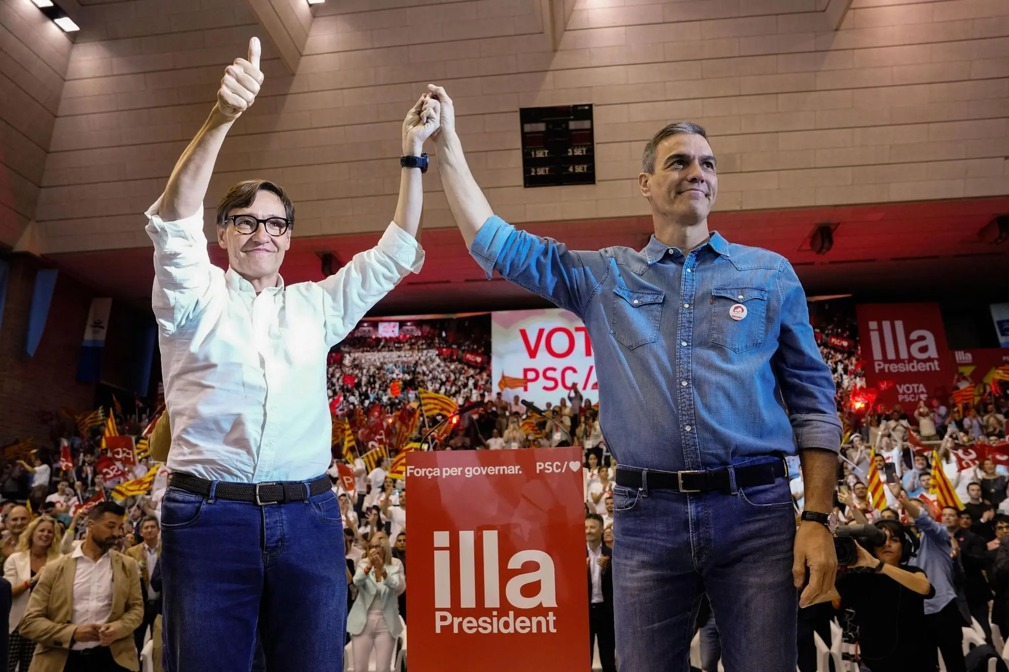 Il premier Pedro Sanchez con il vincitore delle elezioni, il leader dei socialisti catalani Salvador Illa (Ansa)