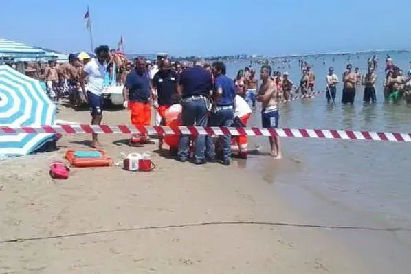 I soccorsi in spiaggia (Foto Blog Sicilia)