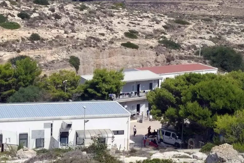 L'hotspot di Lampedusa (foto Ansa)