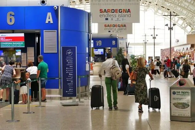 L'aeroporto di Cagliari (foto Ansa)