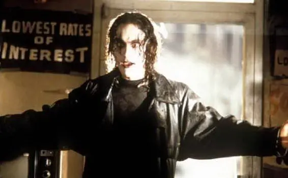 Brandon Lee nei panni del Corvo