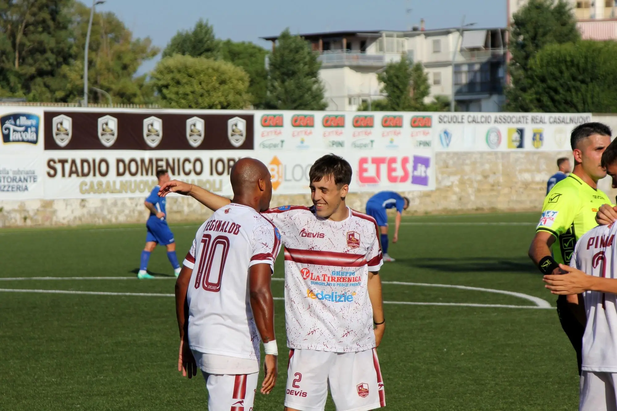 Reginaldo festaggia il gol con Piga (foto Real Casalnuovo)