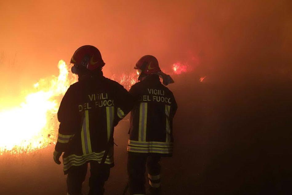 Notte di incendi a Oristano, al lavoro vigili del fuoco e forestale