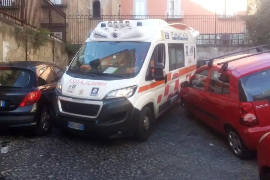 L'ambulanza bloccata (foto Facebook - Nessuno tocchi Ippocrate)