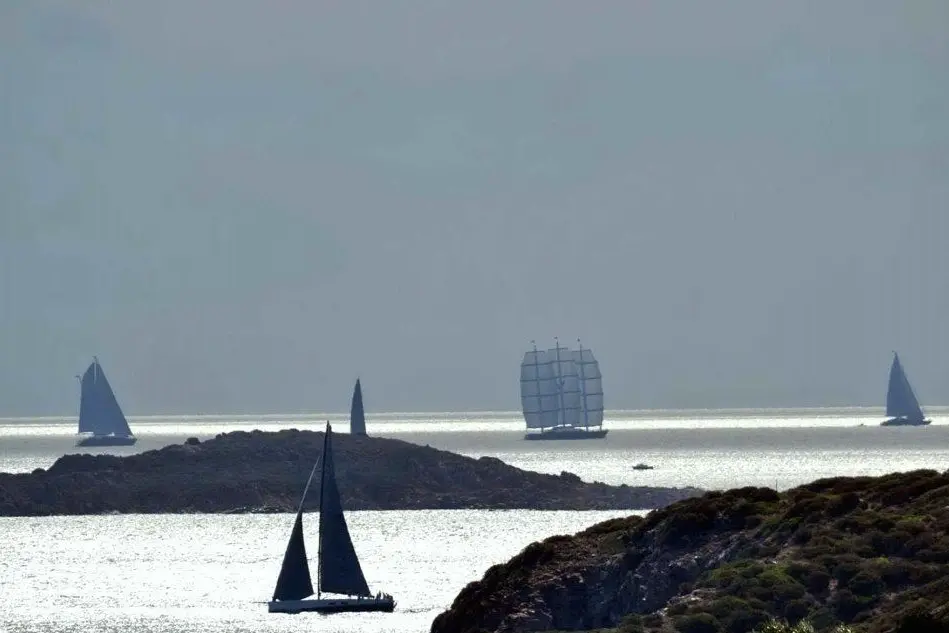 La regata degli yacht Perini e, sullo sfondo, il tre alberi Clipper
