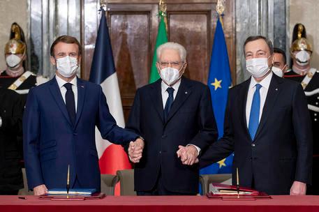 Il president Sergio Mattarella tra il capo di Stato francese Emmanuel Macron e il premier\u00A0italiano Mario Draghi in occasione della firma del Trattato Italia-Francia\u00A0(Ansa)