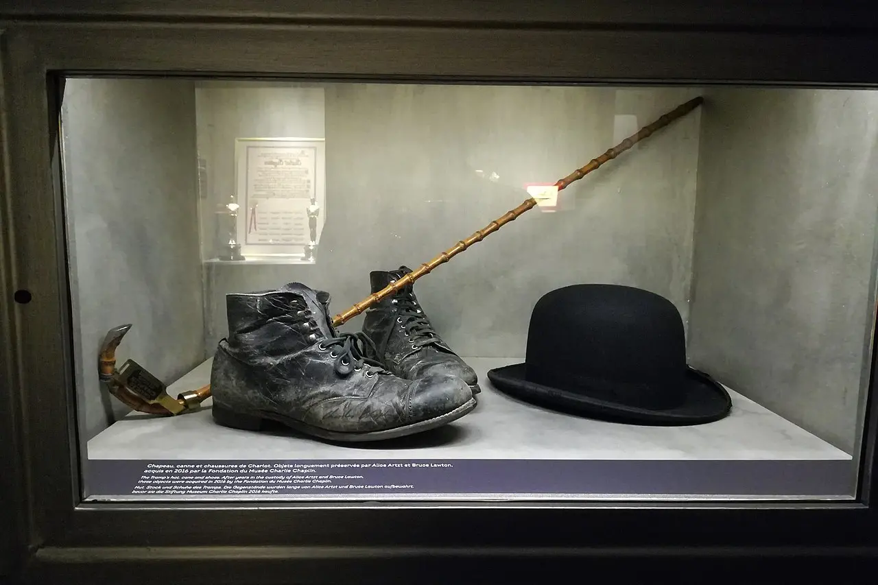 Bombetta, bastoncino e scarpe di Charlot esposte a Chaplin's World, in Svizzera