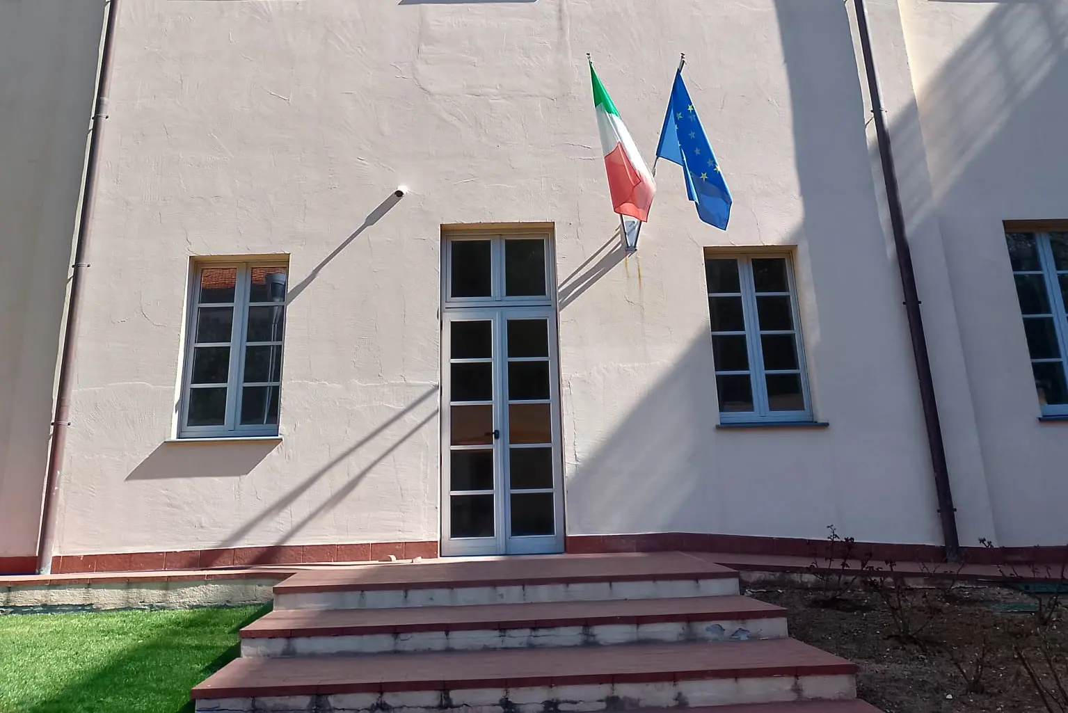 La facciata dell'edificio che ospita la Direzione regionale musei Sardegna, senza la bandiera dei quattro mori