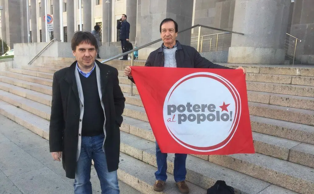 I rappresentanti di Potere al popolo fuori dal Palazzo di Giustizia di Cagliari