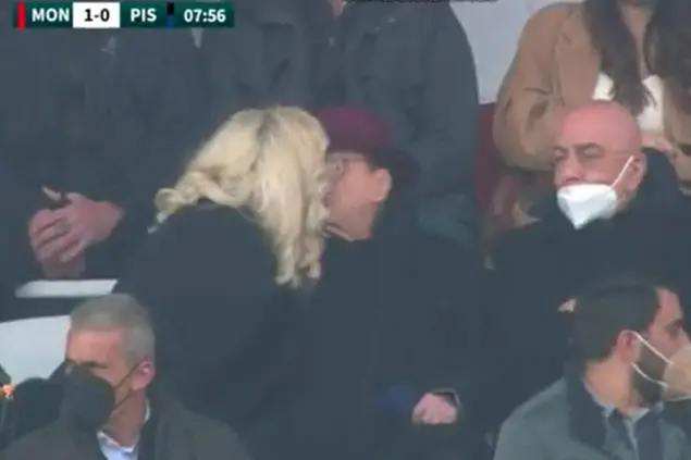 Il leader di Forza Italia, Silvio Berlusconi, viene baciato dalla compagna e deputata di Forza Italia, Marta Fascina (Foto Dazn)