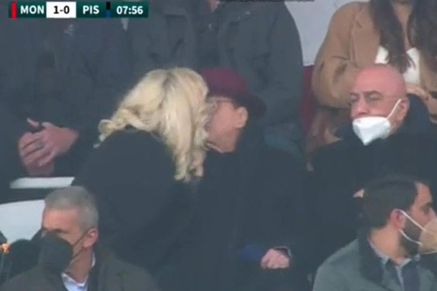 Berlusconi allo stadio con la fidanzata: il bacio sugli spalti diventa virale