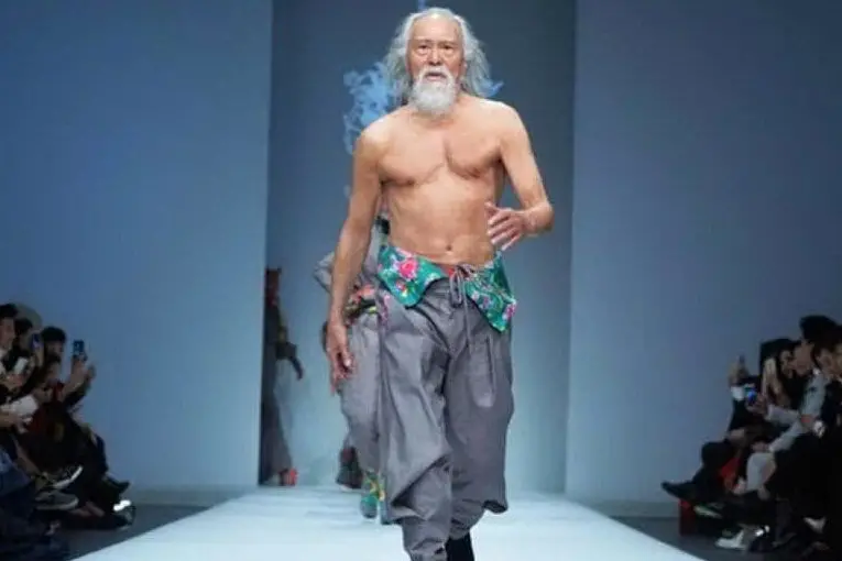 Modello a 80 anni, Wang Deshun star grazie alla Rete
