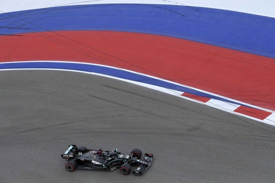 La Mercedes di Hamilton sulla pista russa (Ansa)