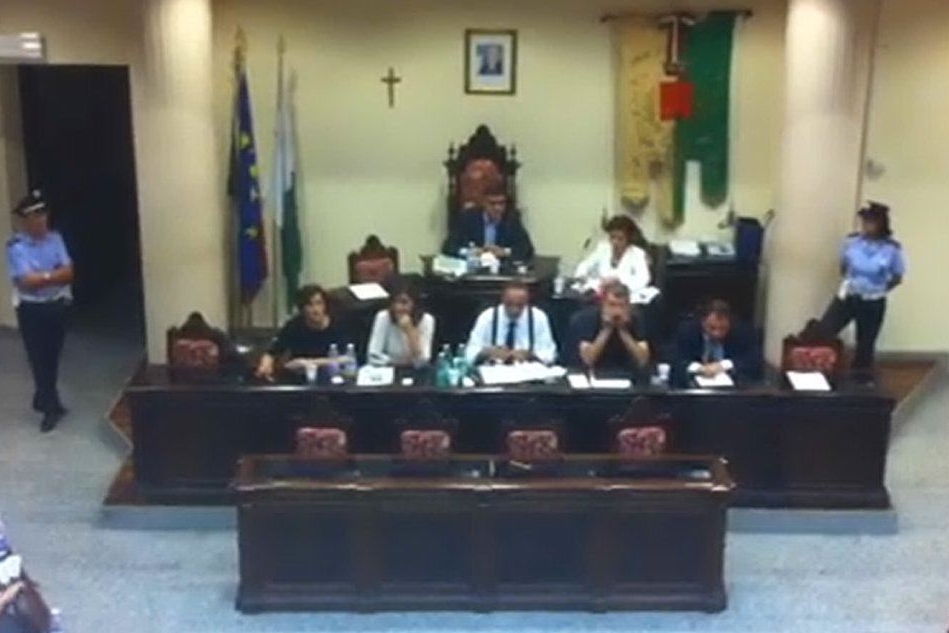 Quartu, il voto del Consiglio comunale che salva il sindaco Delunas e le proteste dei cittadini