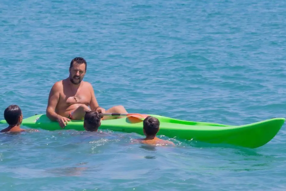 Salvini in canoa a Policoro (Ansa)