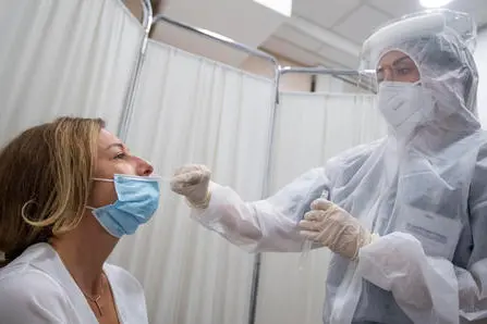 Un' infermiera effettua un tampone per il Covid presso uno dei centri Artemisia Lab di Roma, 2 novembre 2020. ANSA/CLAUDIO PERI