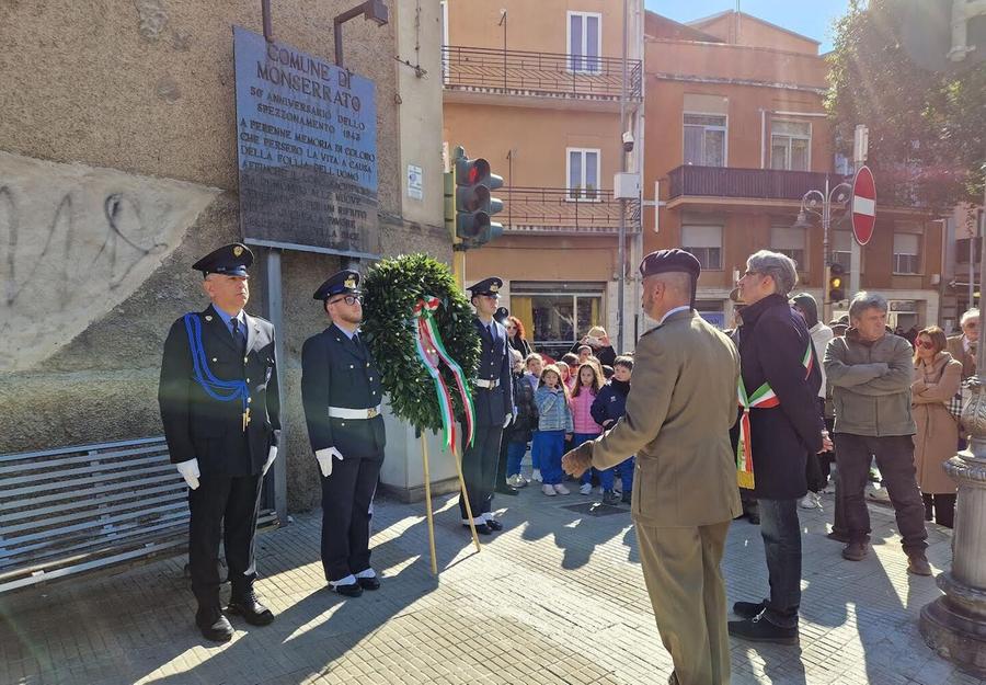 Corona d’alloro per le vittime delle bombe