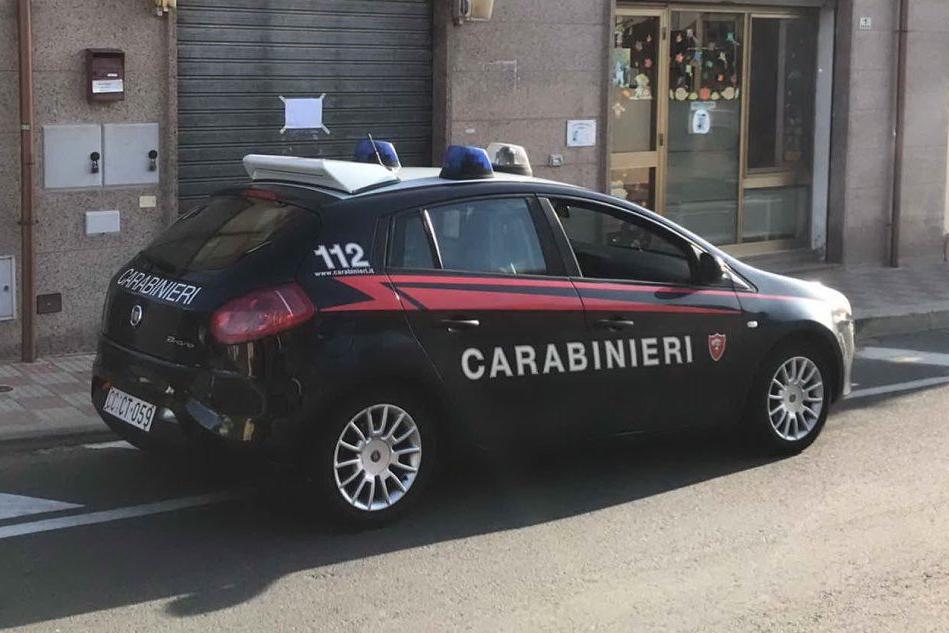 I carabinieri davanti all'edicola (Foto L'Unione Sarda)